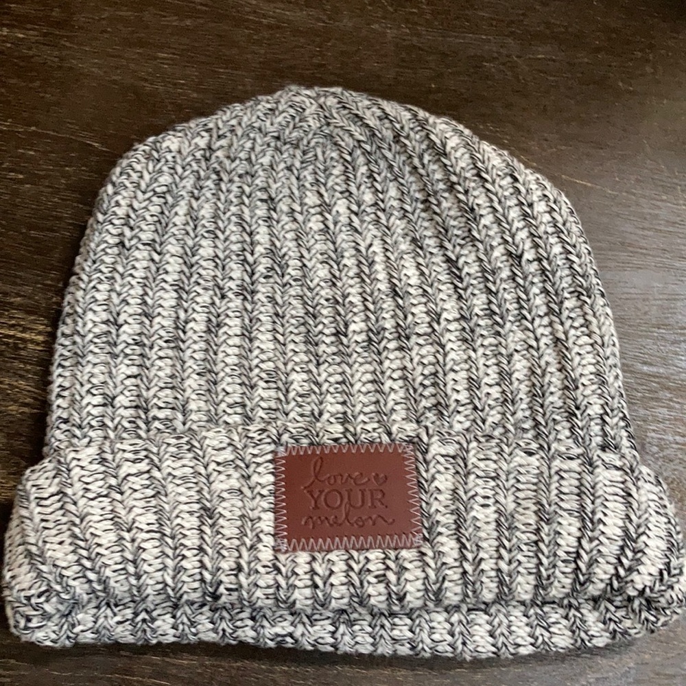 Love your Melon black speckled beanie- like new!